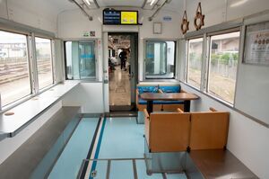 デハ22006の車端部の車内