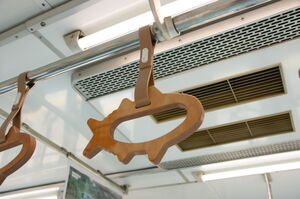 魚型の木製つり革