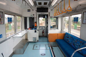 デハ22006の乗務員室直後の車内