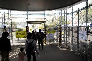 足場が組まれている本社建屋
