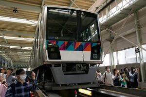 庫内に停車しているシーサイドライン2000形第41編成。電源が落とされており、車内は暗く前照灯も点いていない。
