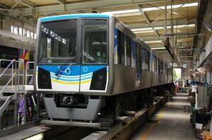 庫内に停車する第48編成。青色を基調とした特別デザインの車両