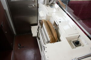 1000形の乗務員用の椅子(折りたたまれた状態)