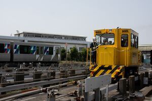 出庫する2000形と作業用車