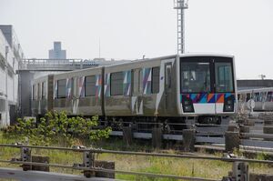 車体洗浄装置を通過するシーサイドライン2000形(第38編成)