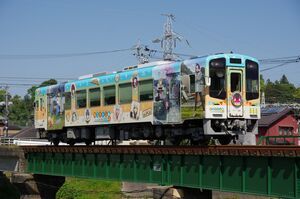 TH2100形(TH2109・『ゆるキャン△ SEASON３』ラッピング列車)。アニメ「ゆるキャン△」のキャラクターがラッピングされたカラフルな車両