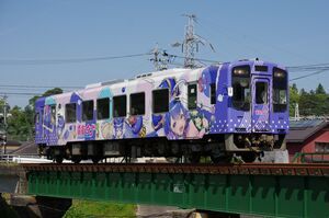 TH2100形(TH2114・うなぴっぴごー！)。紫色ベースの「音街ウナ」が描かれたラッピング車両