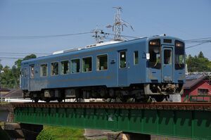 TH9200形(TH9200・New スローライフトレイン)。深い青色のラッピング車両