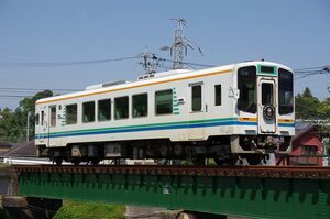 TH2100形(TH2104)。白地に水色・緑・オレンジ色の帯が入った天浜線標準色