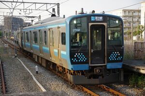 厚木駅に入線するE131系500番台(G-08編成)