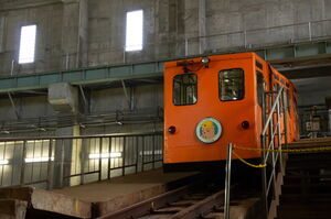 青函トンネル記念館駅に停車するセイカン1形。オレンジ色で素朴なデザインのケーブルカー