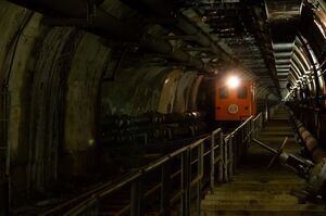 前照灯をつけ体験坑道駅に接近するセイカン1形