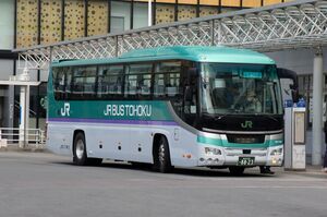 新幹線はやぶさカラーの高速バス(H647-10407・非公式側)