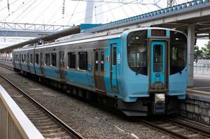 青森駅に停車中の青い森703系(第11編成)。水色ベースのかわいらしいデザイン
