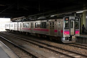 弘前駅に停車中の701系(N14編成)。ピンク色の帯の電車