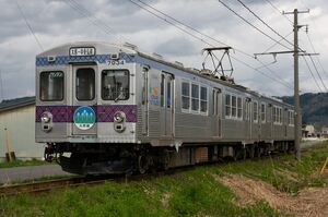 7000系(7033編成・ラッピング編成)