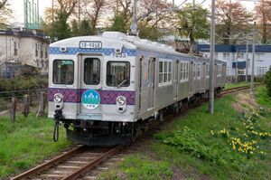 弘高下駅を発車していく7000系(7033編成)