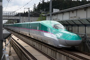 七戸十和田駅付近の直線区間を走るE5系(U21編成)はやぶさ号