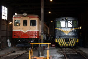 機関庫内のキハ104とDC25-1