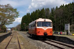 七戸駅2番線に停車中のキハ101