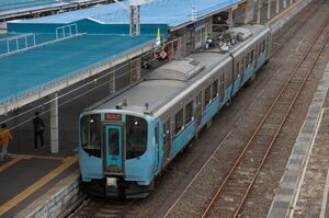 跨線橋上から撮影した青い森703系(第11編成)。屋根がよく見える
