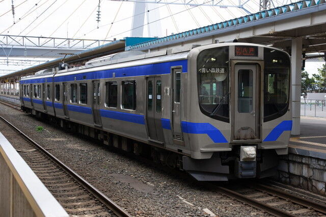 ウソ電(合成写真による架空の鉄道車両の写真)