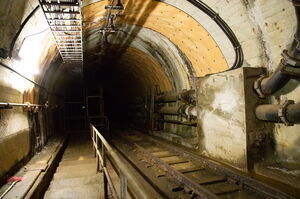 体験坑道駅の先の線路。トンネル内の灯りがなく、真っ暗で何も見えない