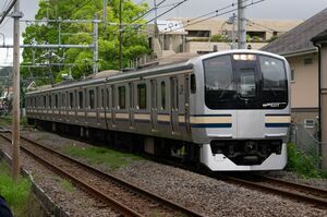 Y-101編成の編成写真。北鎌倉駅を通過し大船駅に向かう直線区間