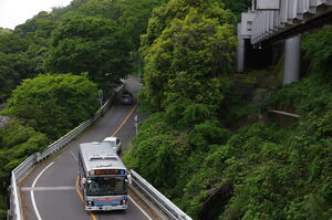 モノレール軌道下の坂道を下る京急バスC1418号車