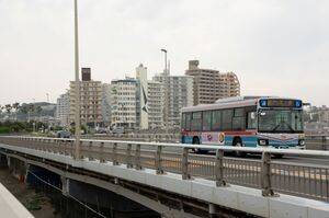 江ノ島大橋を渡って江ノ島に向かう京急バスC2590号車。水色に赤帯を入れたデザインのバス