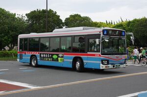 江ノ島島内のロータリーを進む京急バスC2306号車。表示は最終の回送