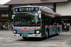 鎌倉駅東口に停車中の京急バスC2306号車