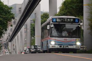 モノレール軌道をバックに坂を上る京急バスC1513号車