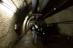 体験坑道駅を出て通路を進んでいるところ