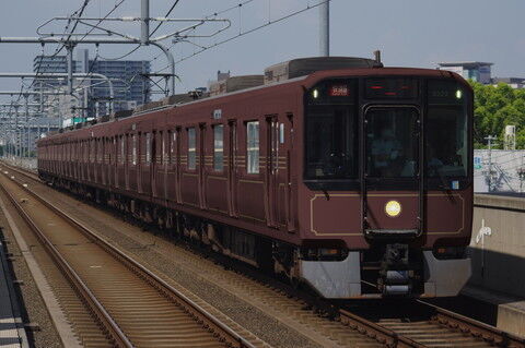 ウソ電(これは本物の近鉄5820系の写真ではありません。合成写真です)