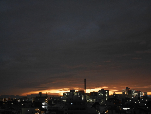 雲のすき間から赤い空が グズてつのぼやき