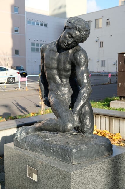 加藤顕清「男子座裸像」 旭川の野外彫刻(33) - 北海道美術ネット新館