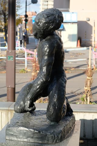 加藤顕清「男子座裸像」 旭川の野外彫刻(33) - 北海道美術ネット新館