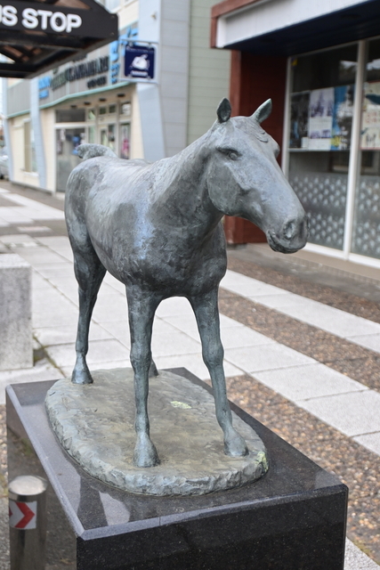 神崎実「北の武士」「馬」 白老町の野外彫刻(2)(3) - 北海道美術ネット新館