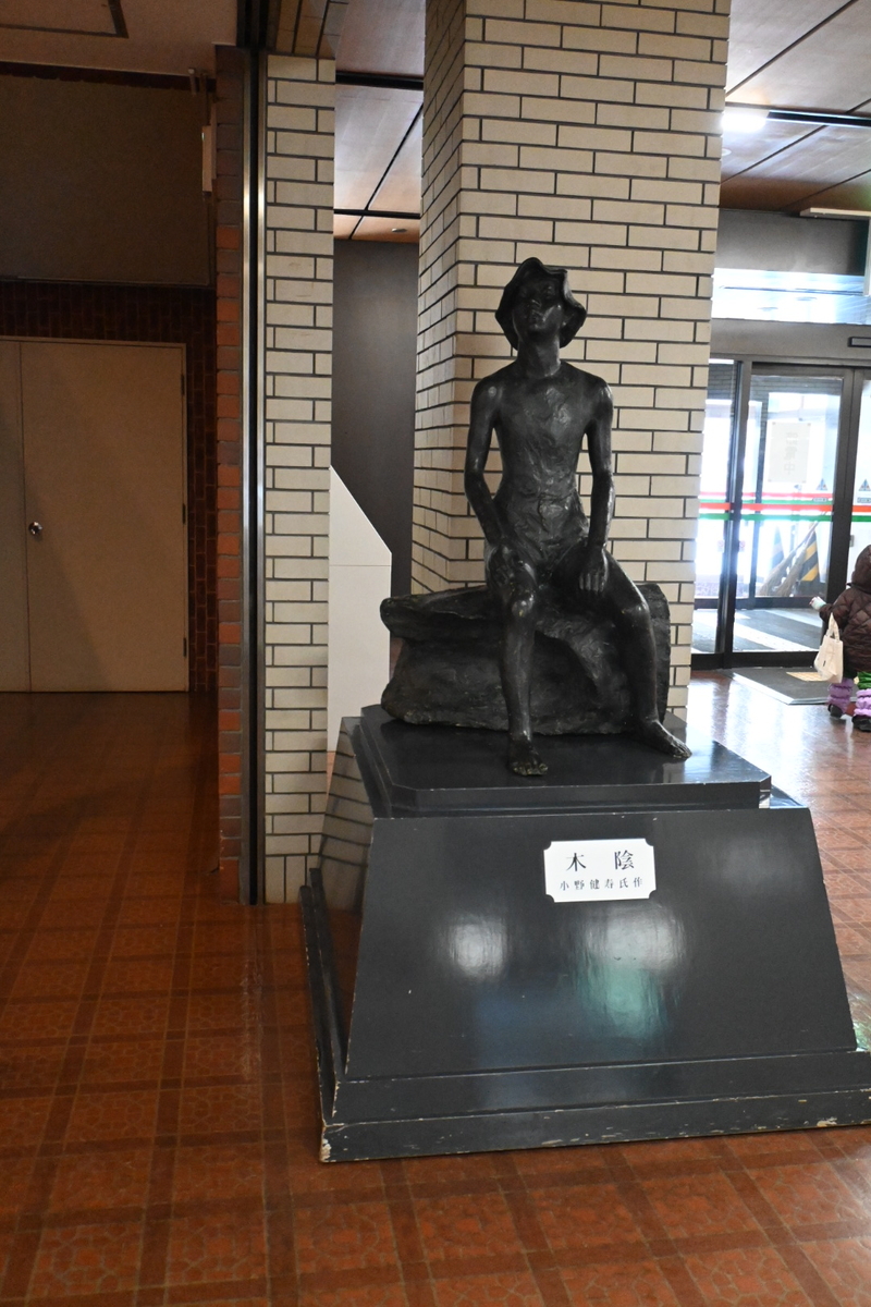 小野健寿｢木陰」(札幌市中央区)。今もそこにあるだろうけれど、気軽に 