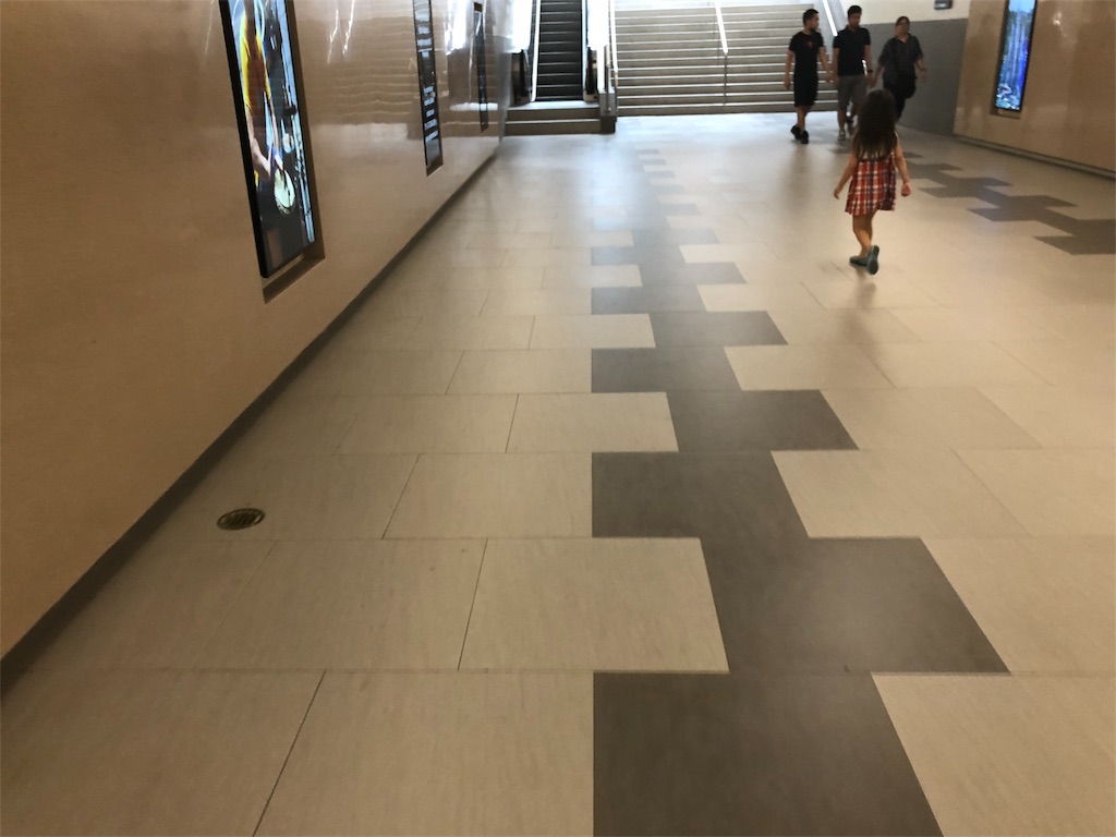 ペニンシュラホテル 地下道