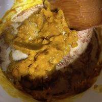 牛乳、溶き卵、シナモンを混ぜ合わせておいたものを混ぜる。