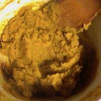 かぼちゃが、ぽってりとするまで焦がさないように弱火で練り上げる。