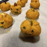 かぼちゃの皮で、顔を作り、頭にドライフルーツなど。