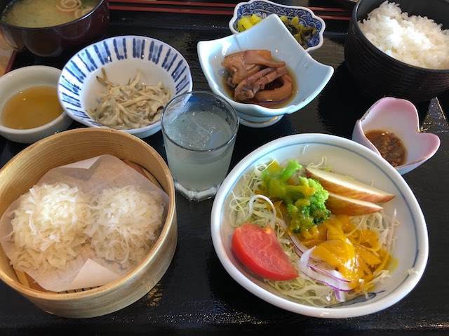 美味しいし、お腹いっぱい!!イカの活き造り定食!!
