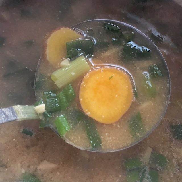 ネギたっぷり、サツマイモ、生姜入りの味噌汁