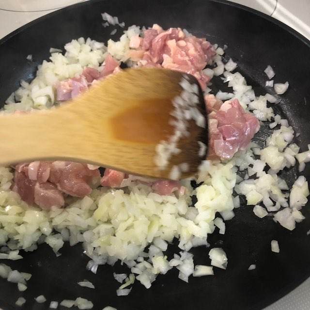 玉ねぎを炒め少ししんなりしたら鶏肉を炒める