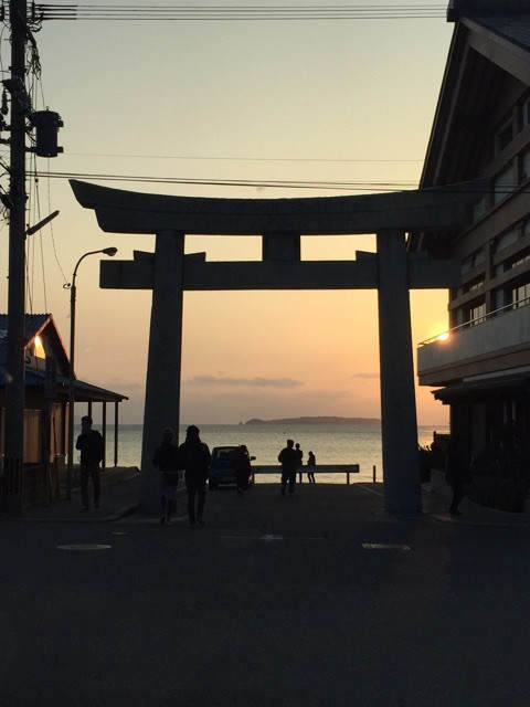 宮地嶽神社、参道の海の近くにある鳥居