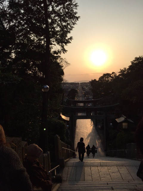 夕陽の宮地嶽神社参道