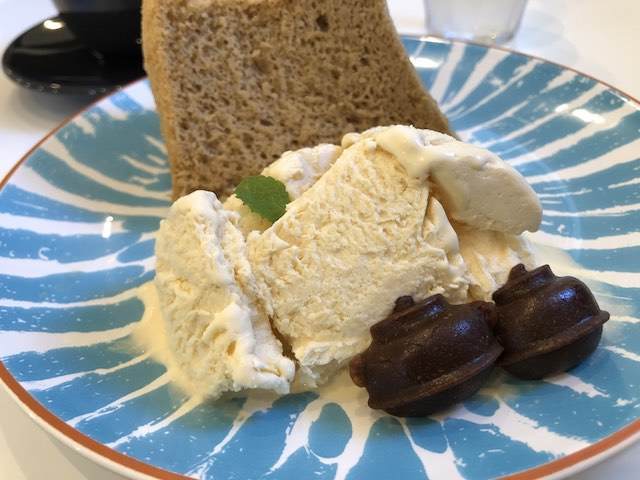 シフォンケーキと芦屋釜チョコ